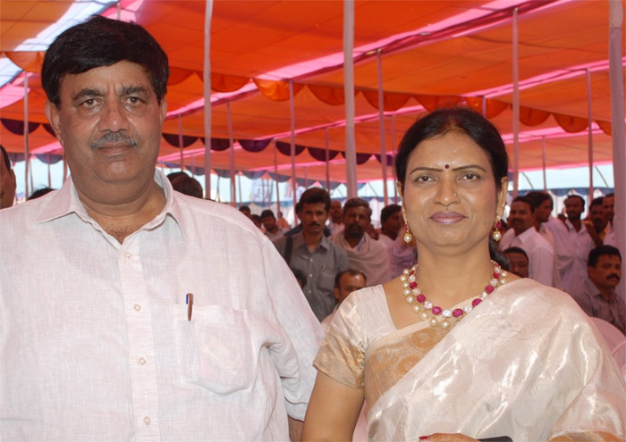 రోడ్డు ప్రమాదంలో మాజీమంత్రి డికె అరుణ భర్త భరతసింహరెడ్డికి గాయాలు