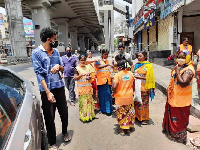 పారిశ్యుధ్ద కార్మికులకు రీఫ్రెష్ మెంట్స్ పంపిణీ చేసందుకు ముందుకు వచ్చిన  డైరెక్టర్  శేఖర్  కమ్ముల