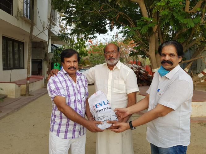 నిర్మాత శ్రీ చదలవాడ శ్రీనివాసరావు నిర్మాతలకు, సినీ వర్కర్స్ కు వారికి మూడో విడత సహాయం నిర్మాత శ్రీ చదలవాడ శ్రీనివాసరావు నిర్మాతలకు, సినీ వర్కర్స్ కు వారికి మూడో విడత సహాయం