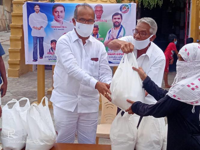 వాయల్పాడులో 200 కుటుంబాలకు నిత్యావసర వస్తువులు పంపిణీ చేసిన శశాంక్ రెడ్డి వాయల్పాడులో 200 కుటుంబాలకు నిత్యావసర వస్తువులు పంపిణీ చేసిన శశాంక్ రెడ్డి