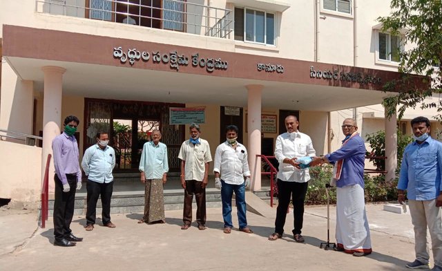 శశికాంత్ ఫౌండేషన్ ఆధ్వర్యంలో కోవిడ్ 19 రక్షణ పరికరాల పంపిణీ