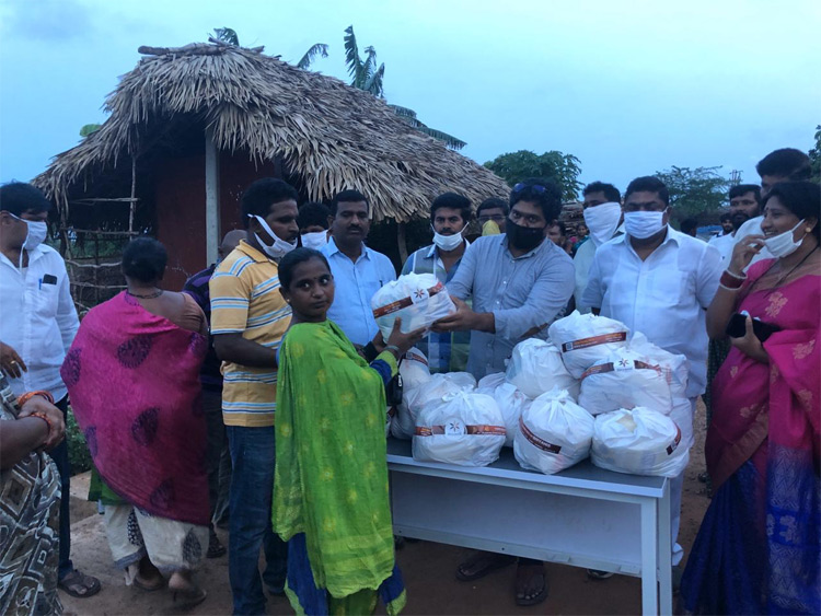 విశాఖలోని స్టెరైన్ గ్యాస్ లీక్ బాధితులకు నాట్స్  సాయం