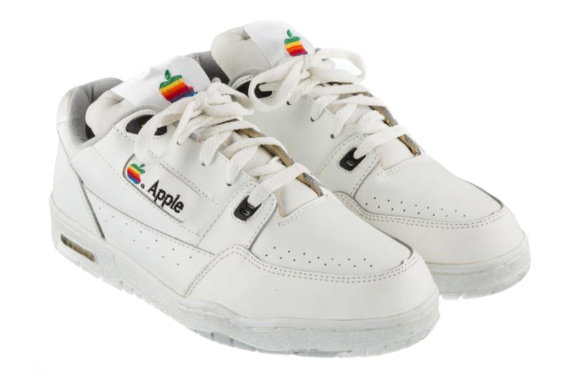 ఆపీల్ షూస్… 19.29 లక్షలు!