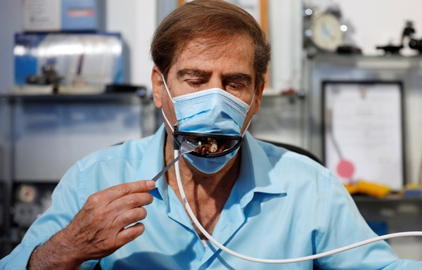 తినేటప్పుడు తెరుచుకునే మాస్కు!