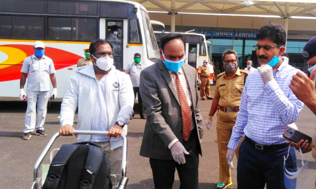 గన్నవరం చేరుకున్న ఎన్ఆర్ఐలు