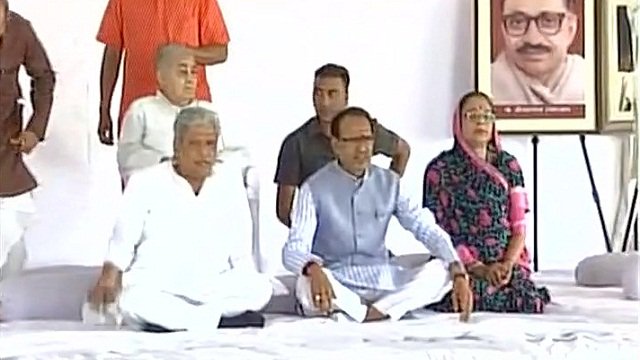 భార్యతో కలిసి సీఎం నిరాహార దీక్ష