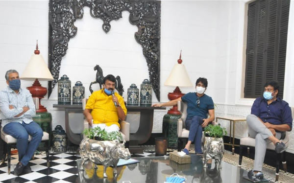 మెగాస్టార్ చిరంజీవి నివాసంలో చలనచిత్ర పరిశ్రమ ప్రముఖుల సమావేశం