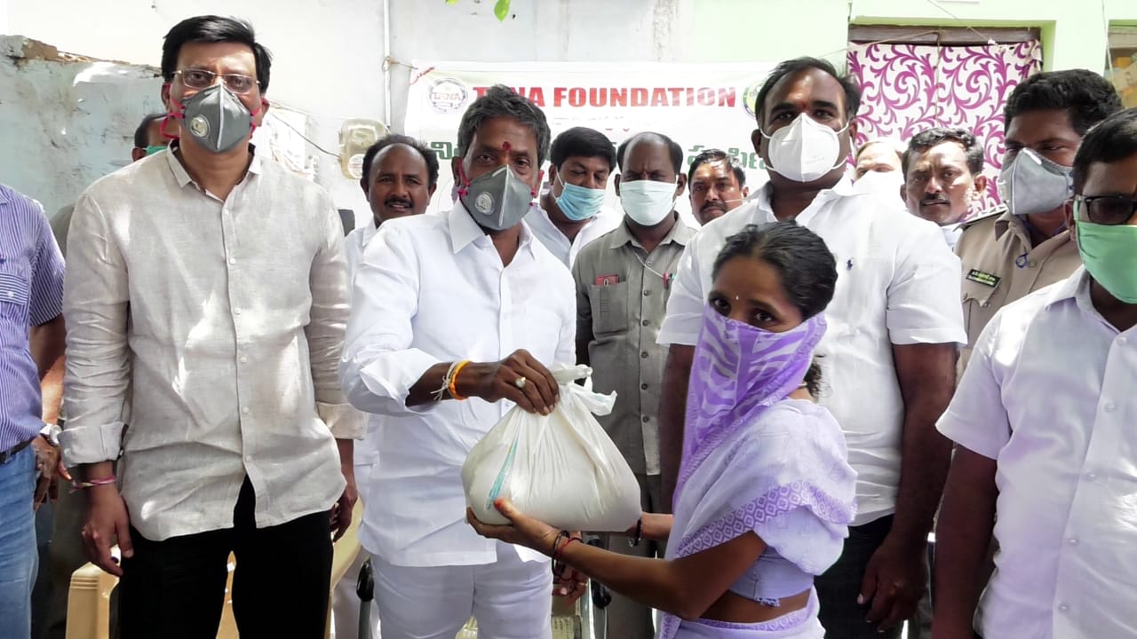 తానా ఫౌండేషన్ ఆధ్వర్యంలో కర్నూలు జిల్లాలో నిత్యావసర సరుకులు పంపిణీ తానా ఫౌండేషన్ ఆధ్వర్యంలో కర్నూలు జిల్లాలో నిత్యావసర సరుకులు పంపిణీ