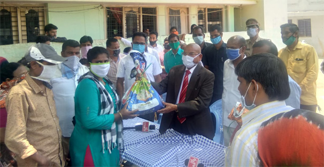 పేదలకు నిత్యావసర వస్తువులను పంపిణీ చేసిన చంద్రయ్య