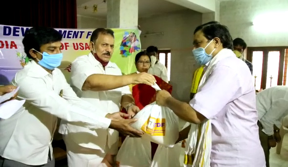 టీడిఎఫ్ ఆధ్వర్యంలో బ్రాహ్మణులకు నిత్యావసర వస్తువుల పంపిణీ