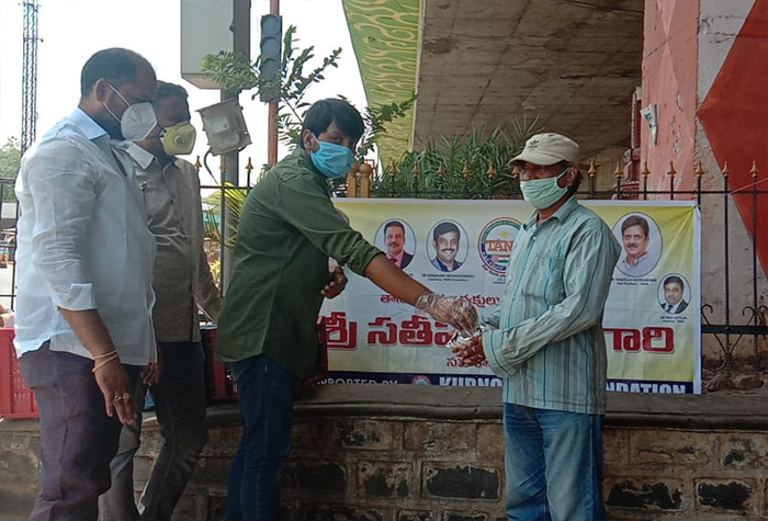 సతీష్ వేమన సహకారంతో కర్నూలులో 2వేలమందికి అన్నదానం