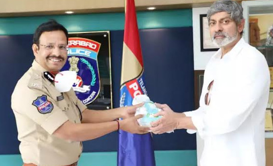 పోలీస్ వారికి మాస్కులు, శానిటైజర్లను అందించిన జగపతి బాబు