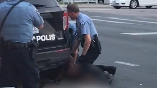 నల్లజాతీయుడిపై పోలీసుల అనమానుషం