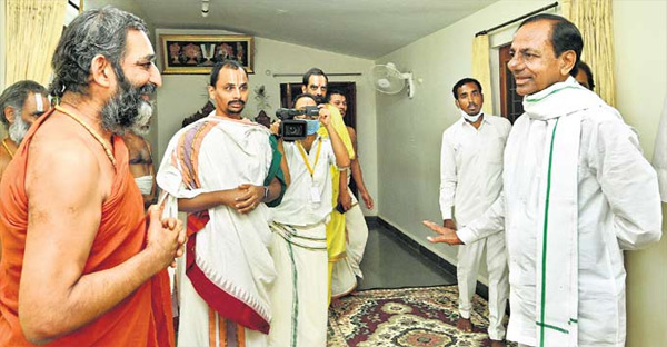 చినజీయర్ స్వామిని ఆహ్వానించిన సీఎం కేసీఆర్