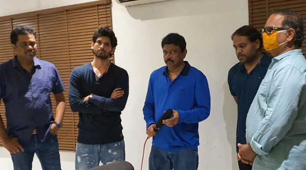 ‘వాళ్లిద్దరి మధ్య’ లిరికల్ వీడియో సాంగ్ ఆవిష్కరించిన రామ్ గోపాల్ వర్మ