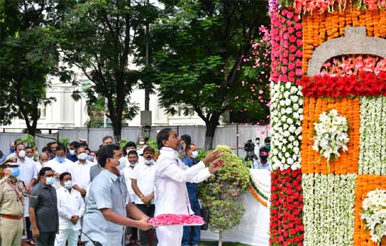 అమరవీరుల స్తూపం వద్ద సీఎం నివాళి