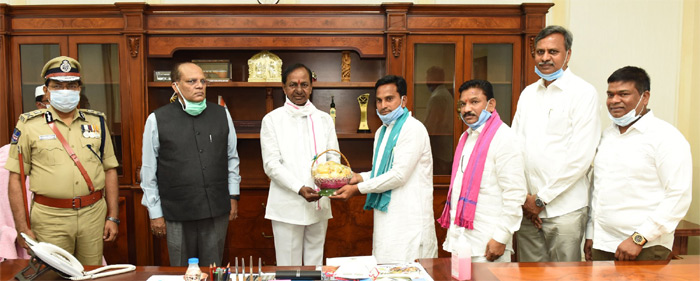 కేసీఆర్‌కు ఆపిల్‌ పండ్లు అందించిన రైతు కేంద్రె బాలాజీ