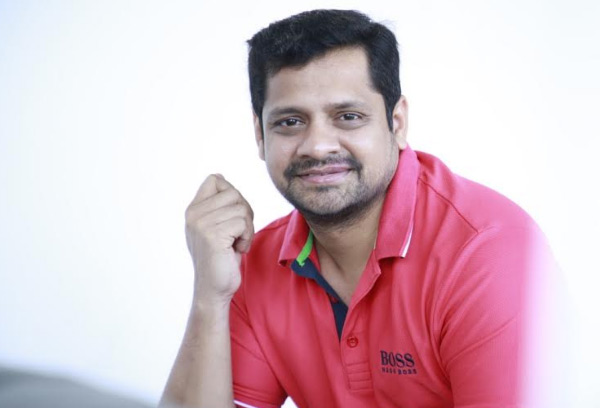 కుటుంబ స‌భ్యుల‌, స‌న్నిహితులు స‌మ‌క్షంలో పుట్టిన‌రోజు జ‌రుపుకుంటున్న‌ నిర్మాత బ‌న్నివాసు