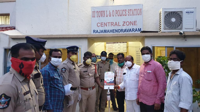 ప్రభుత్వ కార్యాలయాలకు శానిటైజర్ మిషన్లు పంపిణీ చేసిన  జి.కె. స్పందన ట్రస్ట్, సతీష్ చుండ్రు