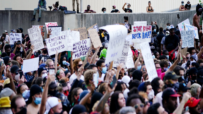 అమెరికాలో కొనసాగుతున్న ఆందోళనలు