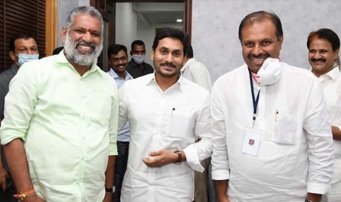 చెవిరెడ్డి భాస్కర్ రెడ్డిని అభినందించిన సీఎం చెవిరెడ్డి భాస్కర్ రెడ్డిని అభినందించిన సీఎం