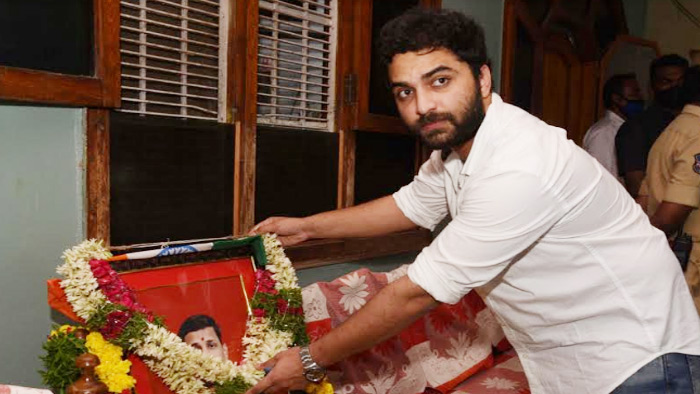 కల్న‌ల్ సంతోష్‌బాబుకు నివాళుల‌ర్పించి, కుటుంబ స‌భ్యుల‌ను ప‌రామ‌ర్శించిన హీరో విష్వ‌క్ సేన్