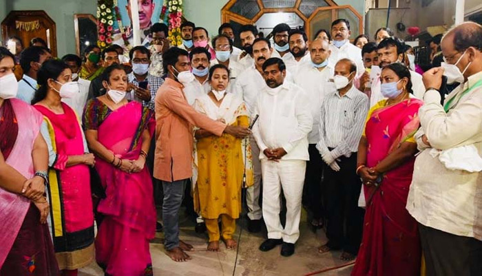 సూర్యాపేటలో సంతోష్‍ బాబు కాంస్య విగ్రహం