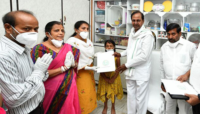 కమర్షియల్ ట్యాక్స్ ఆఫీసర్ గా  కల్నల్ భార్య సంతోషి