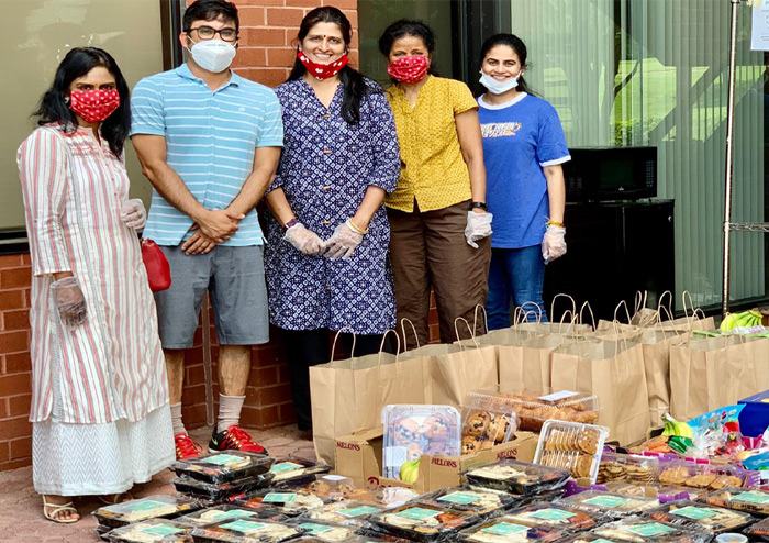 టిడిఎఫ్ ఫాదర్స్ డే వేడుకలు-పేదలకు ఫుడ్ ప్యాకెట్ల పంపిణీ