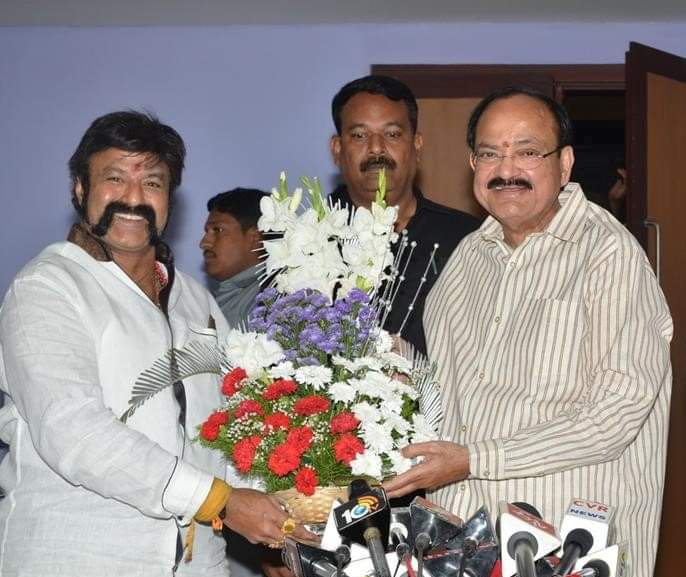 భార‌త ఉప రాష్ట్ర‌ప‌తి వెంక‌య్య నాయుడు గారికి జ‌న్మ‌దిన శుభాకాంక్ష‌లు తెలిపిన‌ బాలకృష్ణ