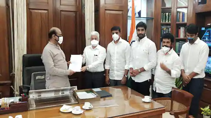 లోక్‍సభ స్పీకర్ ను కలిసిన వైసీపీ ఎంపీల బృందం