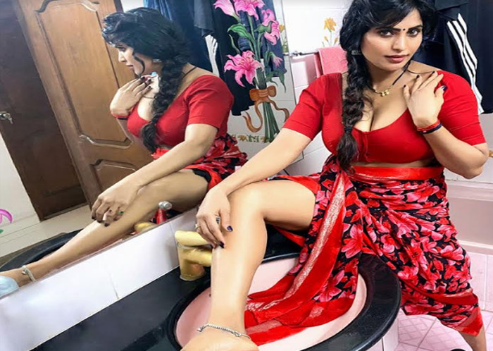 ప‌వ‌న్‌క‌ల్యాణ్ ను టార్గెట్ చేసిన ‘నగ్నం’ హీరోయిన్