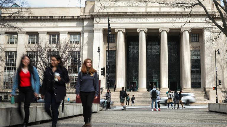 ఆన్‍లైన్‍ క్లాసులను ఎంచుకున్న వారు దేశం వీడాల్సిందే