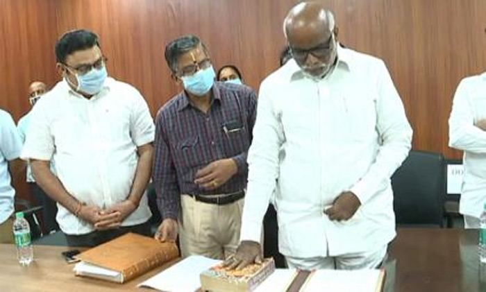 ఎమ్మెల్సీగా ప్రమాణస్వీకారం చేసిన డొక్కా