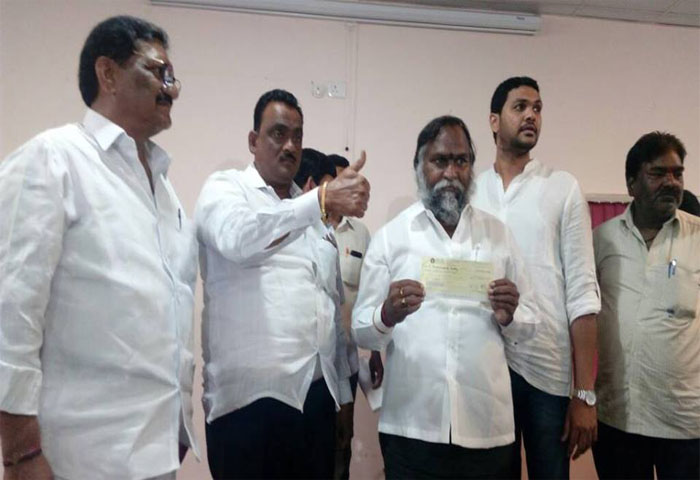 బ్రేస్ లెట్ ను వేలం వేసిన జగ్గారెడ్డి