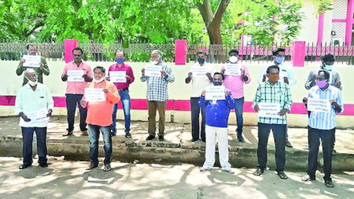 ప‌త్రికాధిప‌తి మీరు..  పాత్రికేయులను ప‌ట్టించుకోరా? జ‌గ‌న్‌పై జ‌ర్నలిస్టుల ధ్వ‌జం