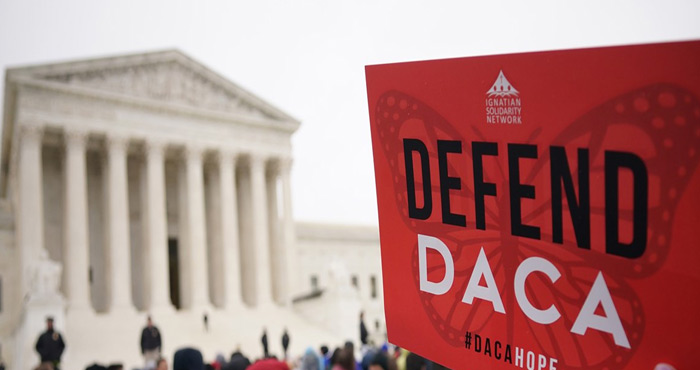 ట్రంప్ ప్రభుత్వం DACA విద్యార్థులపై కొరడా