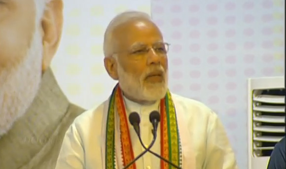 పూలకు బదులుగా పుస్తకం ఇవ్వండి