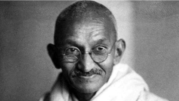 బ్రిటన్ లో బాపూ స్మారక నాణాలు