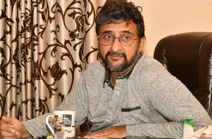 ఆ రెండు సినిమాలు పక్కనపెట్టి ‘చిత్రం’ సీక్వెల్ చేద్దామనుకున్న తేజకు ఓ షాక్ తగిలింది!