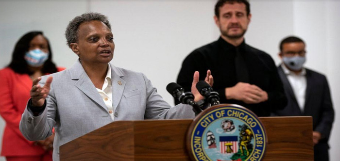 తల్లిదండ్రులు మరియు ఉపాధ్యాయులు వ్యతిరేకతతో చికాగో విద్యాసంస్థలు ఆన్‌లైన్‌లో మాత్రమే