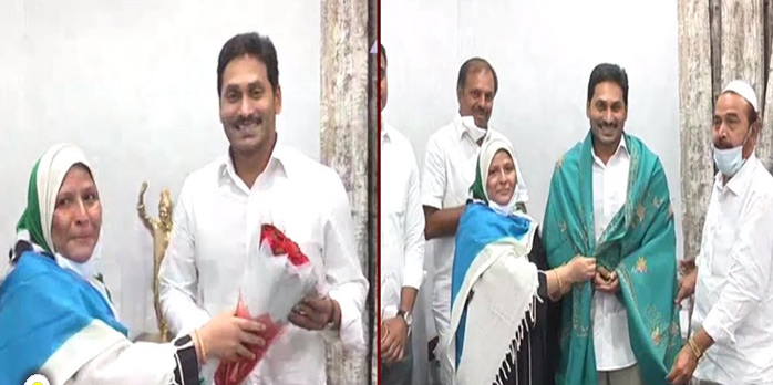 సీఎం జగన్ ను కలిసిన ఎమ్మెల్సీ జకియా ఖానం సీఎం జగన్ ను కలిసిన ఎమ్మెల్సీ జకియా ఖానం