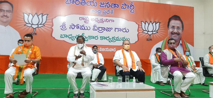 ఏపీ బీజేపీ అధ్యక్షుడిగా సోము వీర్రాజు ప్రమాణం