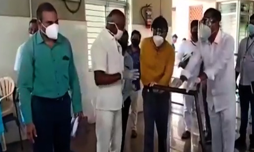 కోవిడ్‌ మృతునికి అంత్య‌క్రియ‌లు జ‌రిపించిన ఎమ్మెల్యే