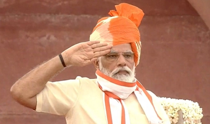 ఎర్రకోట వద్ద జాతీయజెండాను ఆవిష్కరించిన మోదీ