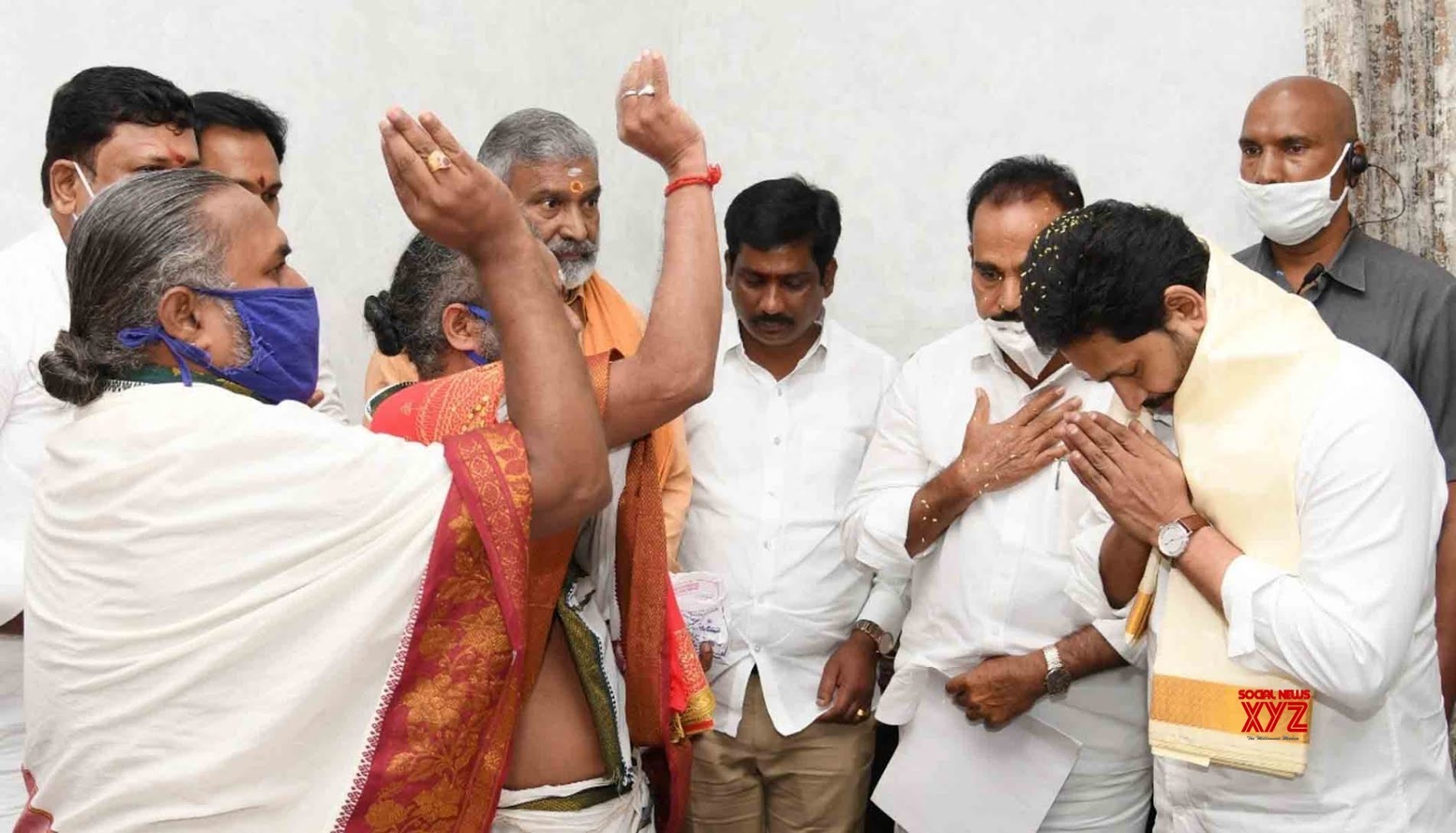 సీఎం జగన్కు కాణిపాకం బ్రహ్మోత్సవాల ఆహ్వానం సీఎం జగన్కు కాణిపాకం బ్రహ్మోత్సవాల ఆహ్వానం