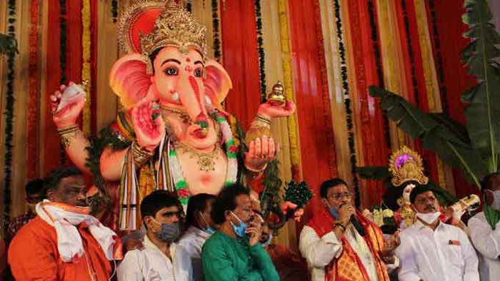 ధన్వంతరి నారాయణుడిగా ఖైరతాబాద్ గణపయ్య