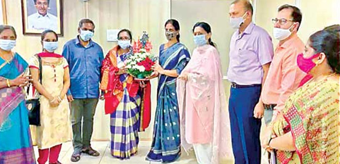 ఉత్తమ ఉపాధ్యాయురాలికి మంత్రి సబితా సన్మానం