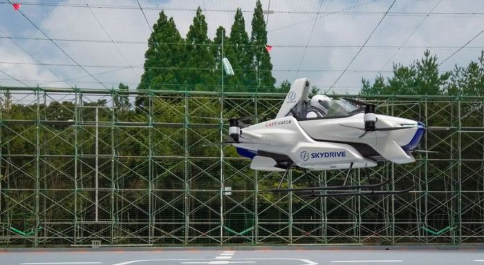 గాలిలో ఎగిరే కారు..