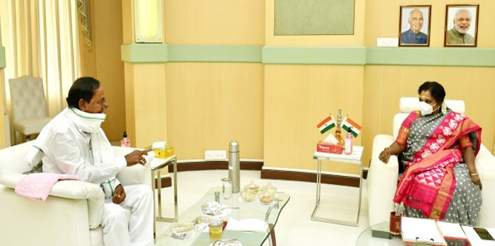 గవర్నర్ తమిళిసైని పరామర్శించిన కేసీఆర్